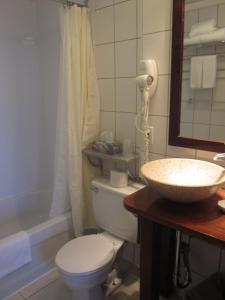 Bilik mandi di Hôtel Manoir de l'Esplanade