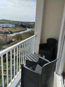 un balcone con sedie e vista sulla città di Miranda do Douro a Miranda do Douro
