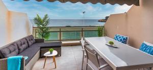 salon z kanapą i stołem w obiekcie Apartamento Frentemar 1 by Costa CarpeDiem w mieście Calpe