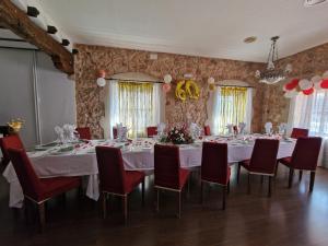 un comedor con mesas y sillas rojas y una habitación en Hotel Restaurante Setos, en Motilla del Palancar