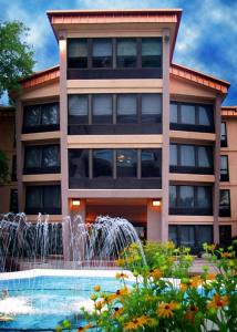 un edificio con una fuente frente a un edificio en Decatur Conference Center and Hotel, en Decatur