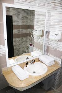 encimera con lavabo y espejo en Hotel Hayatt Atlantique, en Nouakchott