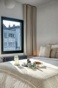 Un pat sau paturi într-o cameră la Cozy Retreat in Antwerp with balcony