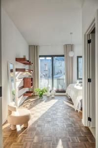 Un pat sau paturi într-o cameră la Cozy Retreat in Antwerp with balcony
