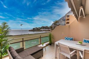 balkon ze stołem i krzesłami oraz widokiem na ocean w obiekcie Apartamento Frentemar 1 by Costa CarpeDiem w mieście Calpe