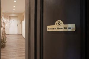 ein Schild an der Tür eines Zimmers in der Unterkunft Residence Piazza Giotti 8 in Triest
