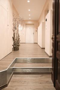un corridoio con porta che conduce a una camera con corridoio di Residence Piazza Giotti 8 a Trieste