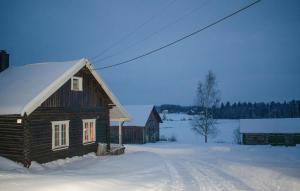 a small wooden house with snow on the roof at 3 Bedroom Beautiful Home In Gjesåsen in Glorvika +7 photos