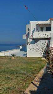 Cette maison blanche offre une vue sur l'océan. dans l'établissement Eolia luxury houses Andros, à Batsi