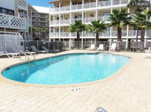 una piscina frente a un edificio de apartamentos en Beach Place Seconds to Beach 6, en Panama City Beach