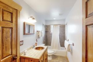 Un baño con lavabo, inodoro y bañera. en Coyote Run 9, en Moab 31 fotos más