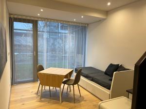 Cette petite chambre comprend un lit, une table et des chaises. dans l'établissement Business City Lodge, à Sankt Pölten