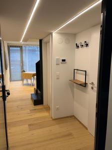 um quarto com um corredor com uma mesa e uma porta em Business City Lodge em Sankt Pölten