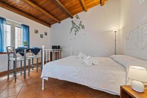 um quarto com uma cama e uma mesa num quarto em Politeama's corner- Affitti Brevi Italia em Palermo