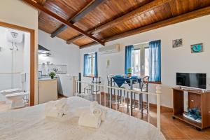 um quarto com uma cama, uma cozinha e uma sala de estar em Politeama's corner- Affitti Brevi Italia em Palermo