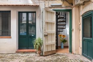 uma entrada para uma casa com uma porta verde em Politeama's corner- Affitti Brevi Italia em Palermo