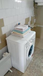 a washing machine with towels on top of it in a bathroom at Ethno guesthouse Tara in Mojkovac