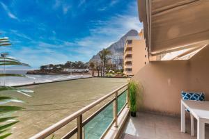 balkon z widokiem na ocean i góry w obiekcie Apartamento Frentemar 1 by Costa CarpeDiem w mieście Calpe +22 zdjęcia
