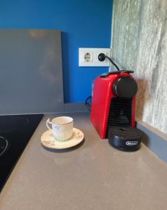 デニアにあるTownhouse in Las Rotasのコーヒーを楽しめるトースター付きのカウンター