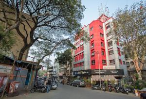 浦那的住宿－Hotel Padma Krishna，城市街道一侧的红色建筑