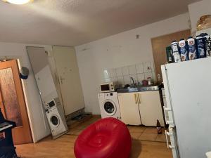 ミュルハイム・アン・デア・ルールにあるCHEAP SHARED LIVING & BEDROOM IN MULHEIM GERMANYの- 赤い椅子付きのキッチン(部屋の真ん中)