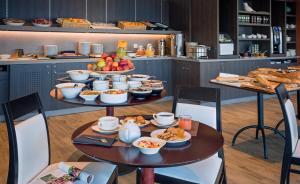 einen Frühstückstisch mit Essen darauf in einem Restaurant in der Unterkunft Hôtel Valdys Thalasso & Spa - Beau rivage in Roscoff