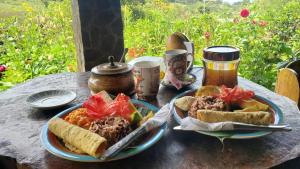 a table with two plates of food on it at Finca Neblina del Bosque in Estelí
