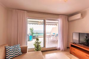 Telewizja i/lub zestaw kina domowego w obiekcie Apartamento Frentemar 1 by Costa CarpeDiem