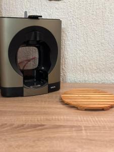einen Toaster mit Backofen auf einem Holztisch in der Unterkunft 2 Zimmer Wohnung mit Garten und Terrasse in Bad Hersfeld