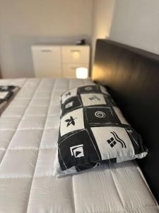 ein Bett mit einem schwarzen und weißen Kissen darauf in der Unterkunft 2 Zimmer Wohnung mit Garten und Terrasse in Bad Hersfeld