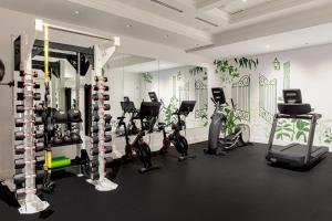 een fitnessruimte met fietsen en fitnessapparatuur in een kamer bij French Quarter Inn in Charleston