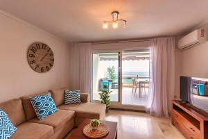 Telewizja i/lub zestaw kina domowego w obiekcie Apartamento Frentemar 1 by Costa CarpeDiem
