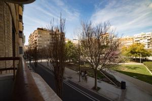 vistas a una calle de la ciudad con árboles y edificios en Apto. Plaza Séneca Alicante centro, en Alicante