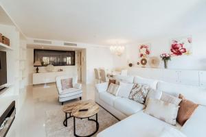 a living room with a white couch and a table at Apto. Plaza Séneca Alicante centro in Alicante