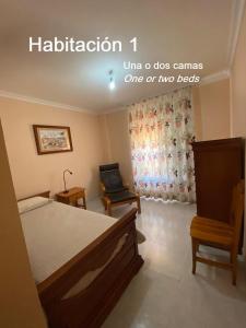 um quarto com uma cama e uma cadeira em Beis House em Las Palmas de Gran Canaria