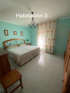 um quarto com uma cama e um lustre em Beis House em Las Palmas de Gran Canaria