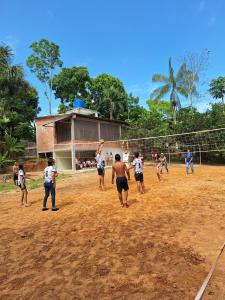 un grupo de personas jugando al voleibol en Alojamiento, Restaurante Chic Paradise, en Iquitos