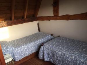 dos camas sentadas una al lado de la otra en un dormitorio en Cabañas Ruca Nahuel en Villa La Angostura