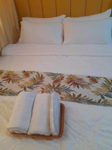 1 cama con 2 toallas y 2 almohadas en Shell Residences by Amonbrey Suite nr airport, en Manila