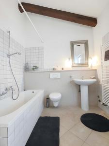 A bathroom at Villa Campanula