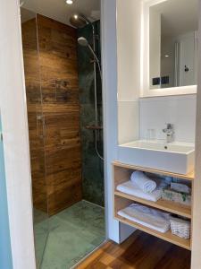 Un baño con ducha de cristal y lavabo. en Gasthaus Krone Holzschlag, en Bonndorf