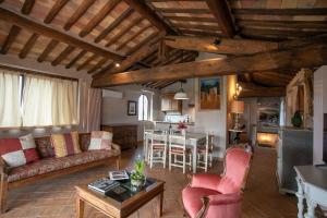 een woonkamer met een bank en een tafel bij Casale Esclusivo con Piscina e Vista su San Gimignano in San Gimignano