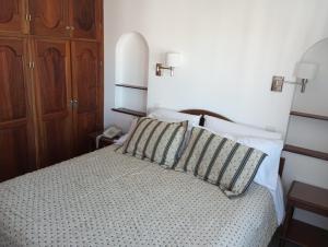 格塞尔镇特拉萨斯俱乐部酒店的一间卧室，配有一张床和两个枕头 更多36张照片