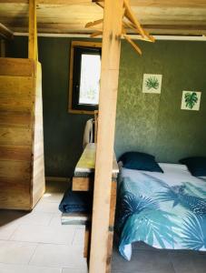 1 dormitorio con litera y ventana en Cabane en Olivese