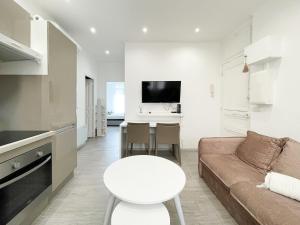 een keuken en een woonkamer met een bank en een tafel bij Le provence in Beausoleil