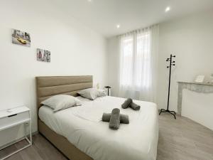 een slaapkamer met een bed met twee handdoeken erop bij Le provence in Beausoleil