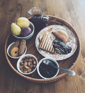 stół z talerzem żywności z różnymi produktami spożywczymi w obiekcie La Mennulara La terrazza del centro storico w mieście Agrigento