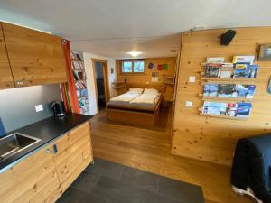 Kleines Zimmer mit einem Bett und einer Küche in der Unterkunft La Clé des Champs in Hérémence