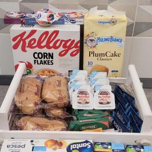 a cooler filled with food and a box of food at Erre Home in Naples
