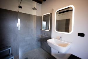 y baño con lavabo y espejo. en LA CASCINA DEL BALSAMICO, en Gaggio